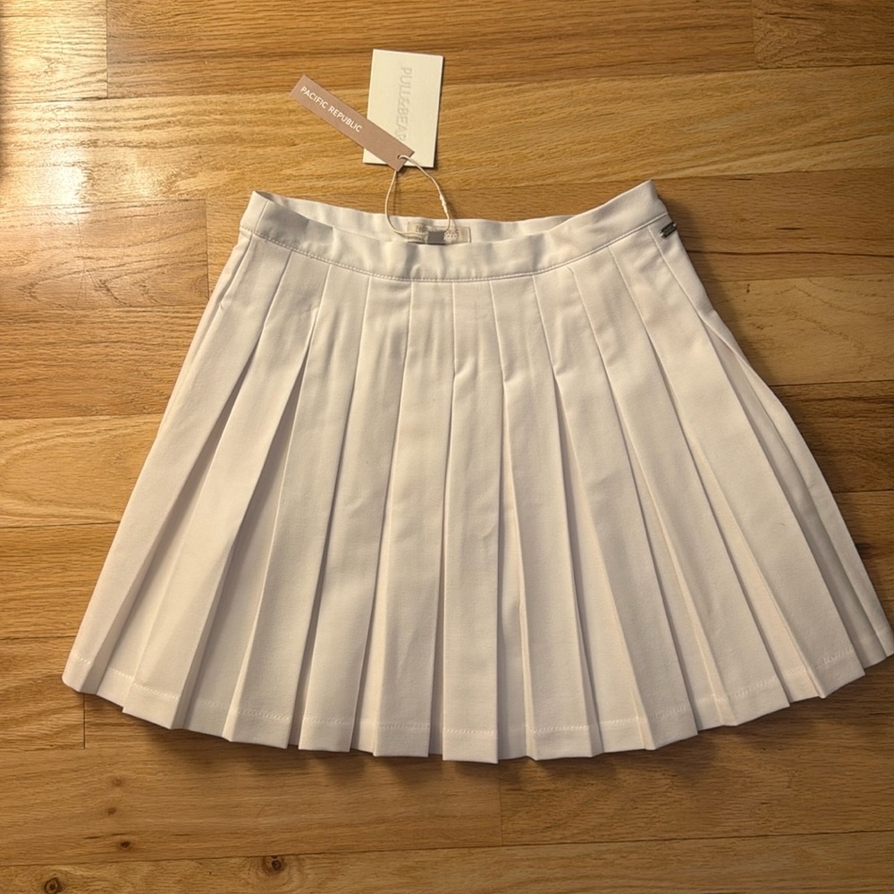 Pull and Bear white tennis skirt style